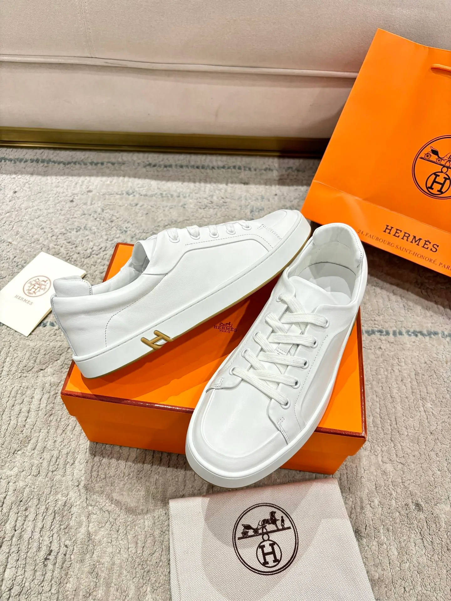 👟👟Ex-factory price 640👟👟 Men's model ➕10 Hermes·Hermès 2025ss new Lucky series men's leather loafers casual sports shoes for women Top version 🔝Original purchase, development and production👍🏻 This Hermès sports shoe is made of calfskin and suede goatskin, with iconic "H" details on the side, creating a dynamic and fashionable style. 💘 💜Material: original imported first-layer cowhide 💛Inner lining: original customized soft sheepskin 💚Sole: original molded non-slip TPU outsole ❤️Sole thickness: about 2.5cm 🤍Number of yards: 35-45👣 (40 for women and 45 for men, custom-made and non-refundable